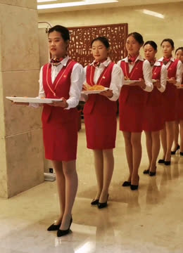 優雅的流動藝術 實拍酒店服務生上菜禮儀的規范與美感